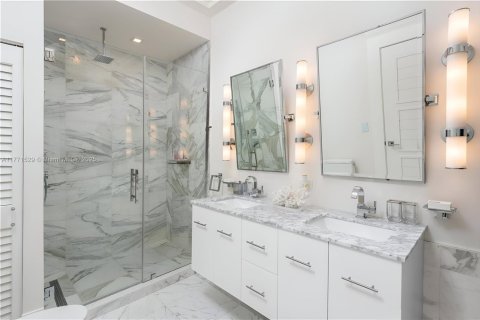 House in Miami Beach, Florida 3 bedrooms, 256.5 sq.m. № 2034711 - photo 28