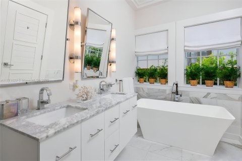 House in Miami Beach, Florida 3 bedrooms, 256.5 sq.m. № 2034711 - photo 27