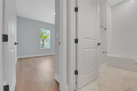 House in Windermere, Florida 4 bedrooms, 288 sq.m. № 1740409 - photo 6