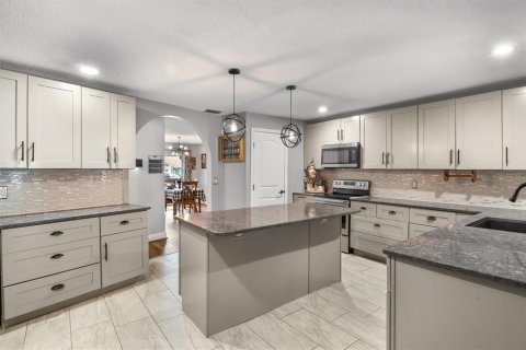 House in Lakeland, Florida 5 bedrooms, 268.39 sq.m. № 1784502 - photo 15
