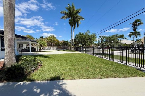 Casa en venta en Miami, Florida, 5 dormitorios № 2074162 - foto 7
