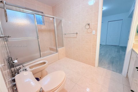 Casa en venta en Miami, Florida, 5 dormitorios № 2074162 - foto 28