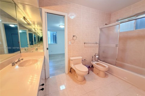 Casa en venta en Miami, Florida, 5 dormitorios № 2074162 - foto 26