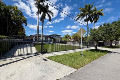 Casa en venta en Miami, Florida, 5 dormitorios № 2074162 - foto 22
