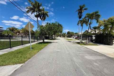 Casa en venta en Miami, Florida, 5 dormitorios № 2074162 - foto 23