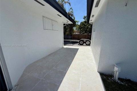 Casa en venta en Miami, Florida, 5 dormitorios № 2074162 - foto 17