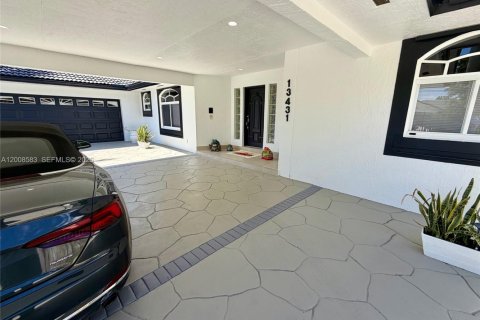 Casa en venta en Miami, Florida, 5 dormitorios № 2074162 - foto 3