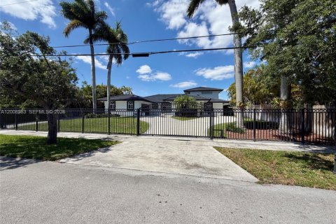 Casa en venta en Miami, Florida, 5 dormitorios № 2074162 - foto 21
