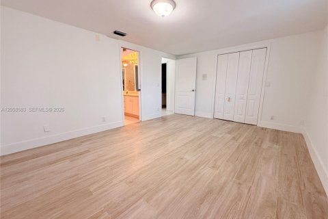 Casa en venta en Miami, Florida, 5 dormitorios № 2074162 - foto 30
