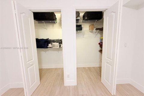 Casa en venta en Miami, Florida, 5 dormitorios № 2074162 - foto 25