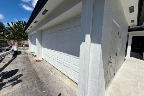 Casa en venta en Miami, Florida, 5 dormitorios № 2074162 - foto 18