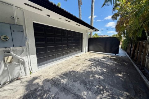 Casa en venta en Miami, Florida, 5 dormitorios № 2074162 - foto 19