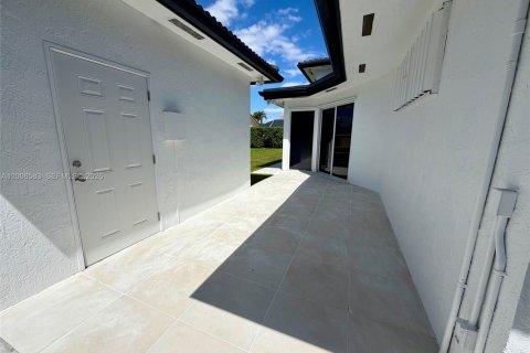 Casa en venta en Miami, Florida, 5 dormitorios № 2074162 - foto 12