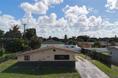 Купить виллу или дом в Майами-Гарденс, Флорида 2 спальни, 72.46м2, № 1958976 - фото 9