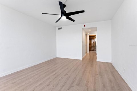 Condo in Treasure Island, Florida, 1 bedroom  № 1917578 - photo 11