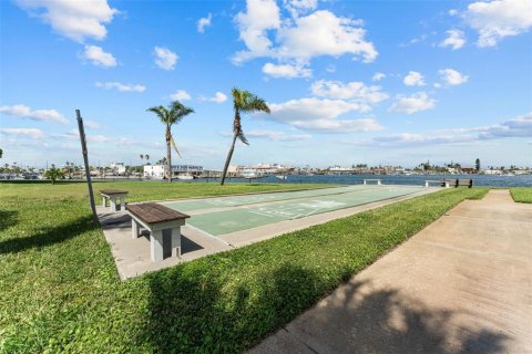 Condo in Treasure Island, Florida, 1 bedroom  № 1917578 - photo 24