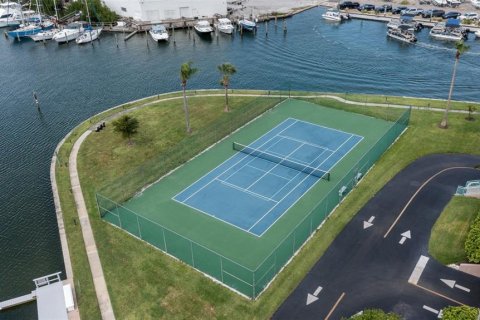 Condo in Treasure Island, Florida, 1 bedroom  № 1917578 - photo 25