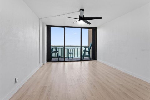 Condo in Treasure Island, Florida, 1 bedroom  № 1917578 - photo 10