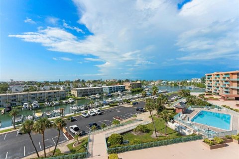 Condo in Treasure Island, Florida, 1 bedroom  № 1917578 - photo 28