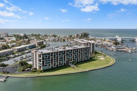Condo in Treasure Island, Florida, 1 bedroom  № 1917578 - photo 1