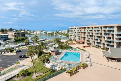 Condo in Treasure Island, Florida, 1 bedroom  № 1917578 - photo 23