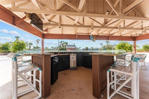 Condo in Treasure Island, Florida, 1 bedroom  № 1917578 - photo 27