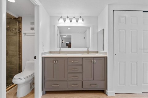 Condo in Treasure Island, Florida, 1 bedroom  № 1917578 - photo 12