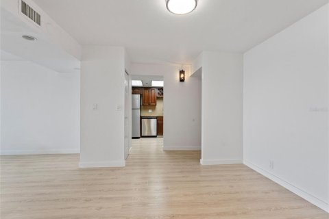 Condo in Treasure Island, Florida, 1 bedroom  № 1917578 - photo 8