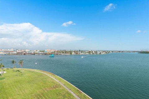 Condo in Treasure Island, Florida, 1 bedroom  № 1917578 - photo 20