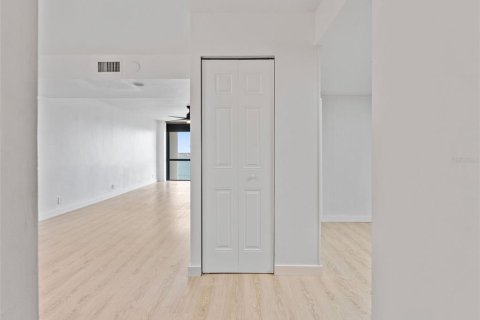Condo in Treasure Island, Florida, 1 bedroom  № 1917578 - photo 3