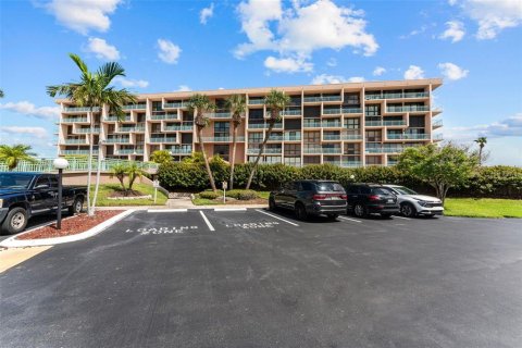 Condo in Treasure Island, Florida, 1 bedroom  № 1917578 - photo 30