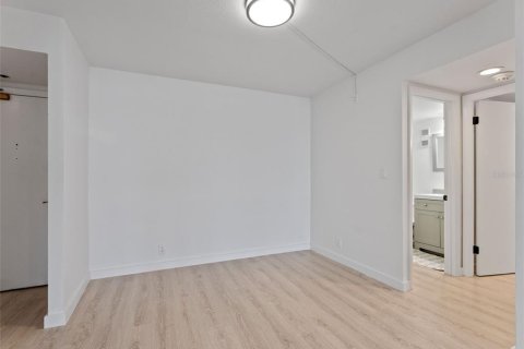 Condo in Treasure Island, Florida, 1 bedroom  № 1917578 - photo 9