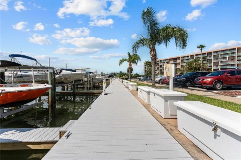 Condo in Treasure Island, Florida, 1 bedroom  № 1917578 - photo 29