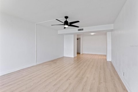 Condo in Treasure Island, Florida, 1 bedroom  № 1917578 - photo 5