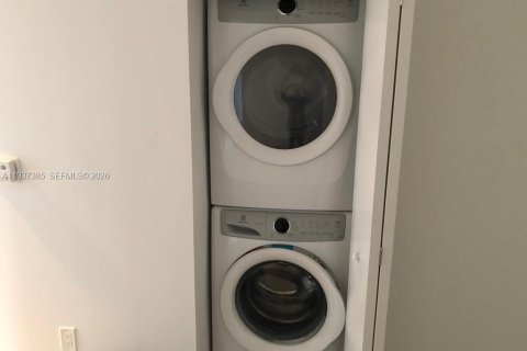 Condo in North Miami Beach, Florida, 2 bedrooms  № 1995237 - photo 14