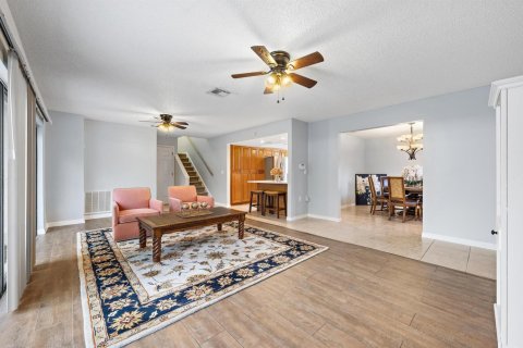 Townhouse in Royal Palm Beach, Florida 3 bedrooms, 158.86 sq.m. № 2376960 - photo 2