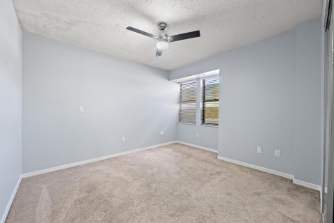 Townhouse in Royal Palm Beach, Florida 3 bedrooms, 158.86 sq.m. № 2376960 - photo 13