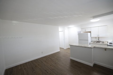 Apartamento en alquiler en Hialeah, Florida, 1 dormitorio, 63.17 m2 № 1985846 - foto 6