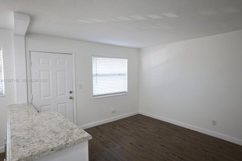 Apartamento en alquiler en Hialeah, Florida, 1 dormitorio, 63.17 m2 № 1985846 - foto 4