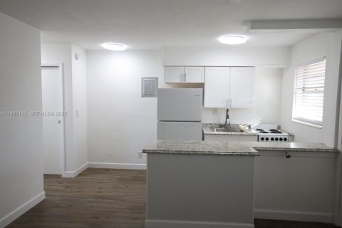 Apartamento en alquiler en Hialeah, Florida, 1 dormitorio, 63.17 m2 № 1985846 - foto 3