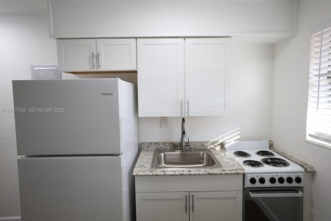 Apartamento en alquiler en Hialeah, Florida, 1 dormitorio, 63.17 m2 № 1985846 - foto 2
