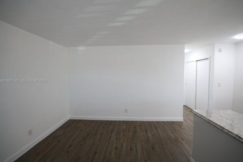 Apartamento en alquiler en Hialeah, Florida, 1 dormitorio, 63.17 m2 № 1985846 - foto 5