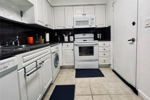 Condo in Hollywood, Florida, 1 bedroom  № 1957680 - photo 11