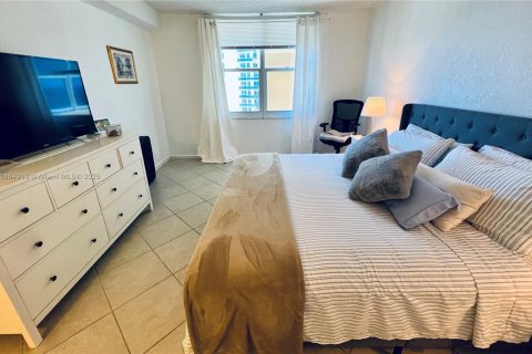 Condo in Hollywood, Florida, 1 bedroom  № 1957680 - photo 17