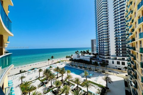 Condo in Hollywood, Florida, 1 bedroom  № 1957680 - photo 1