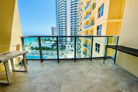 Condo in Hollywood, Florida, 1 bedroom  № 1957680 - photo 3