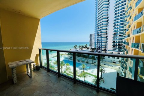 Condo in Hollywood, Florida, 1 bedroom  № 1957680 - photo 2