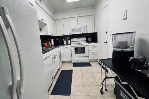 Condo in Hollywood, Florida, 1 bedroom  № 1957680 - photo 14