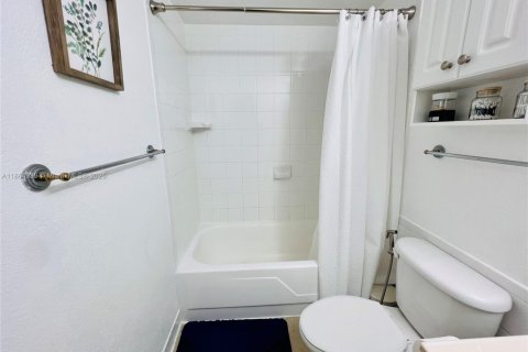 Condo in Hollywood, Florida, 1 bedroom  № 1957680 - photo 21