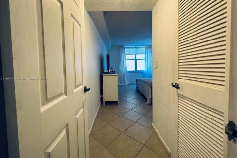 Condo in Hollywood, Florida, 1 bedroom  № 1957680 - photo 15